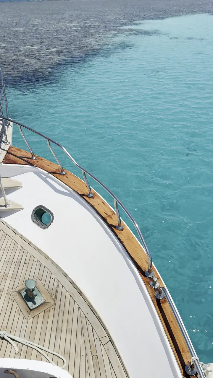 Récif corallien sous l'eau turquoise, vu depuis le pont d'un bateau