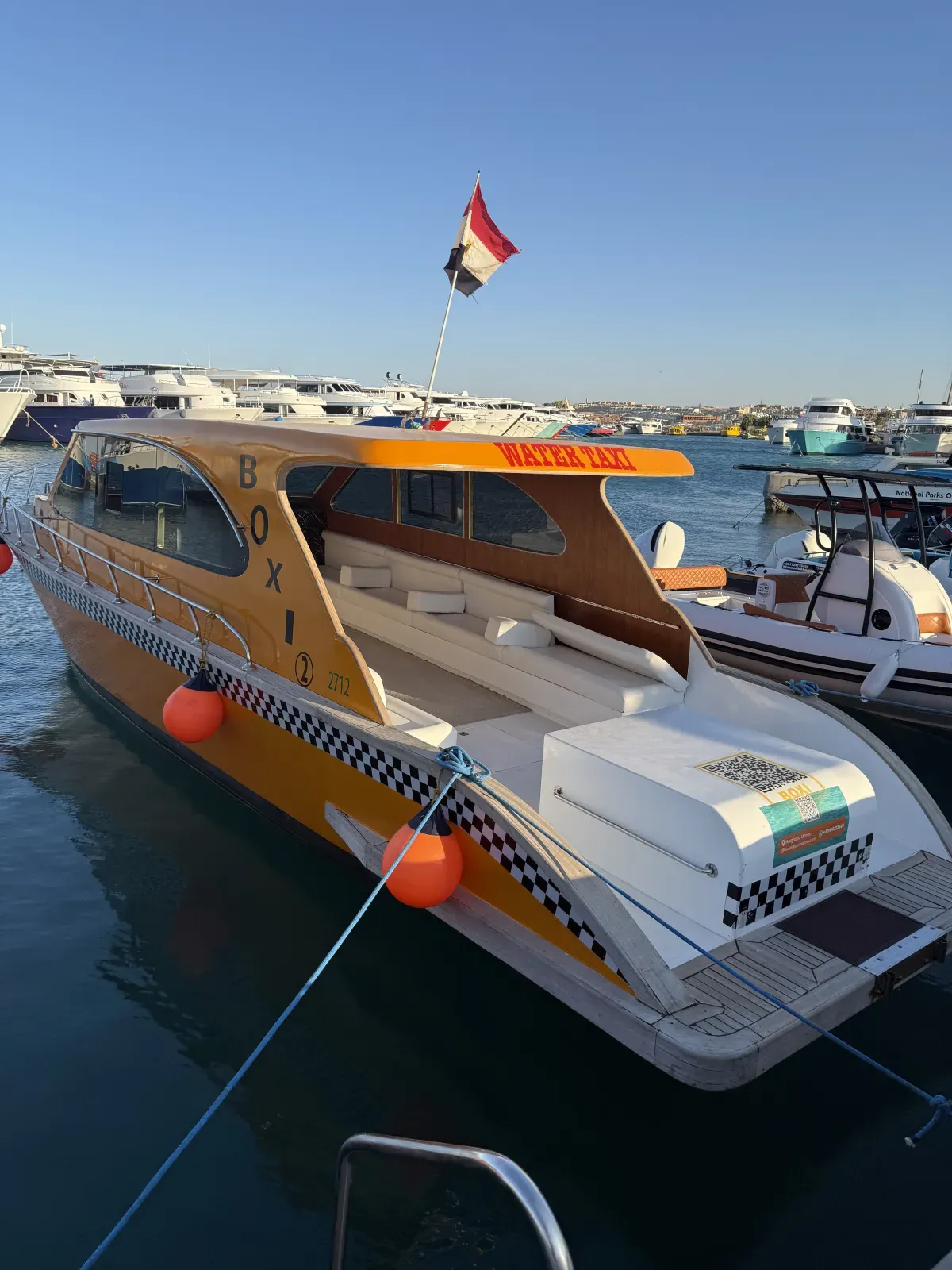Bateau-taxi jaune Boxi amarré à la Marina de Hurghada