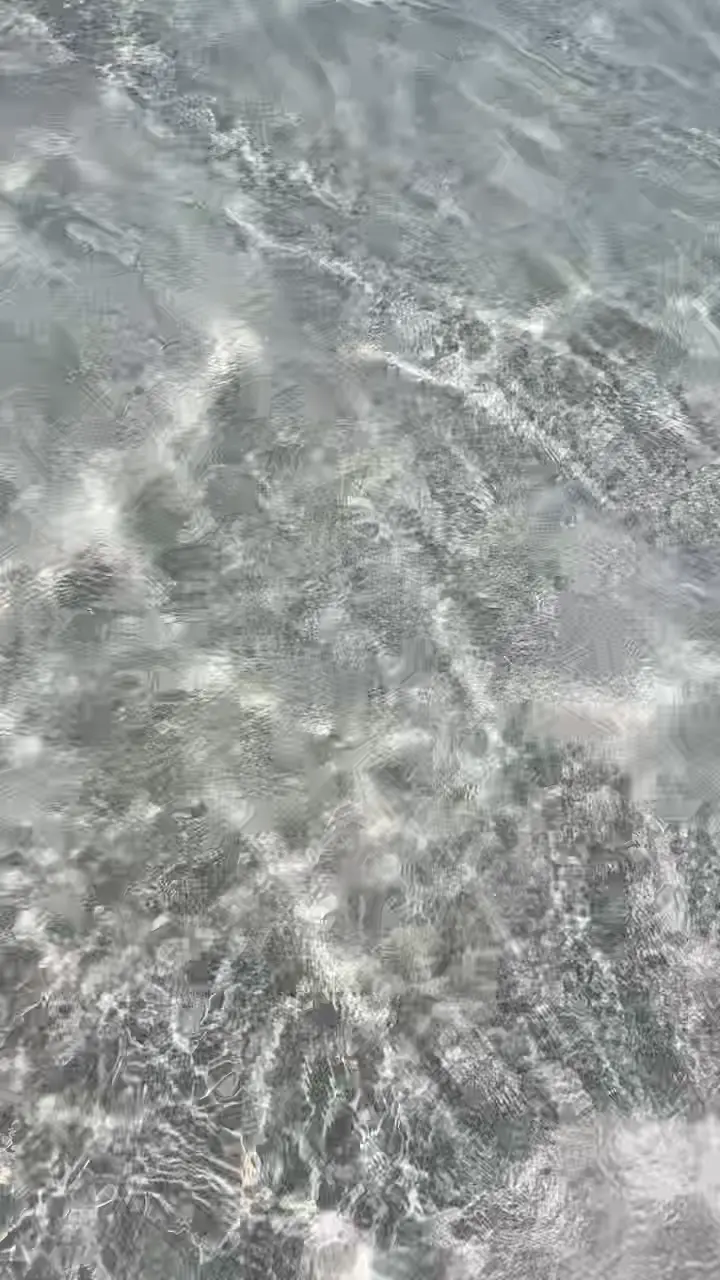 Eau transparente au-dessus d'un fond de sable blanc en mer Rouge