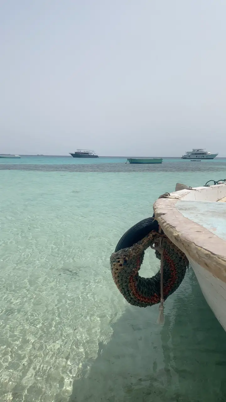 Eau turquoise vue depuis un bateau à l'approche d'une île de la mer Rouge