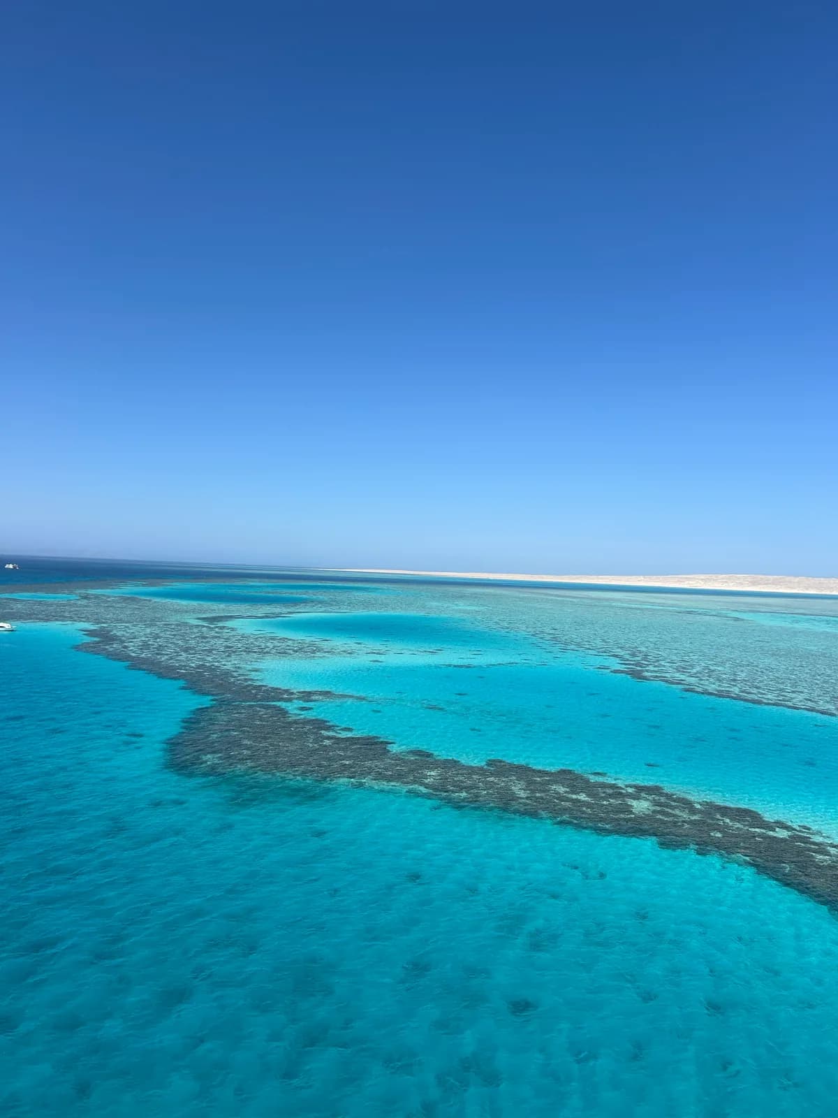 La mer Rouge vue du ciel : récifs et eau turquoise au large de Hurghada