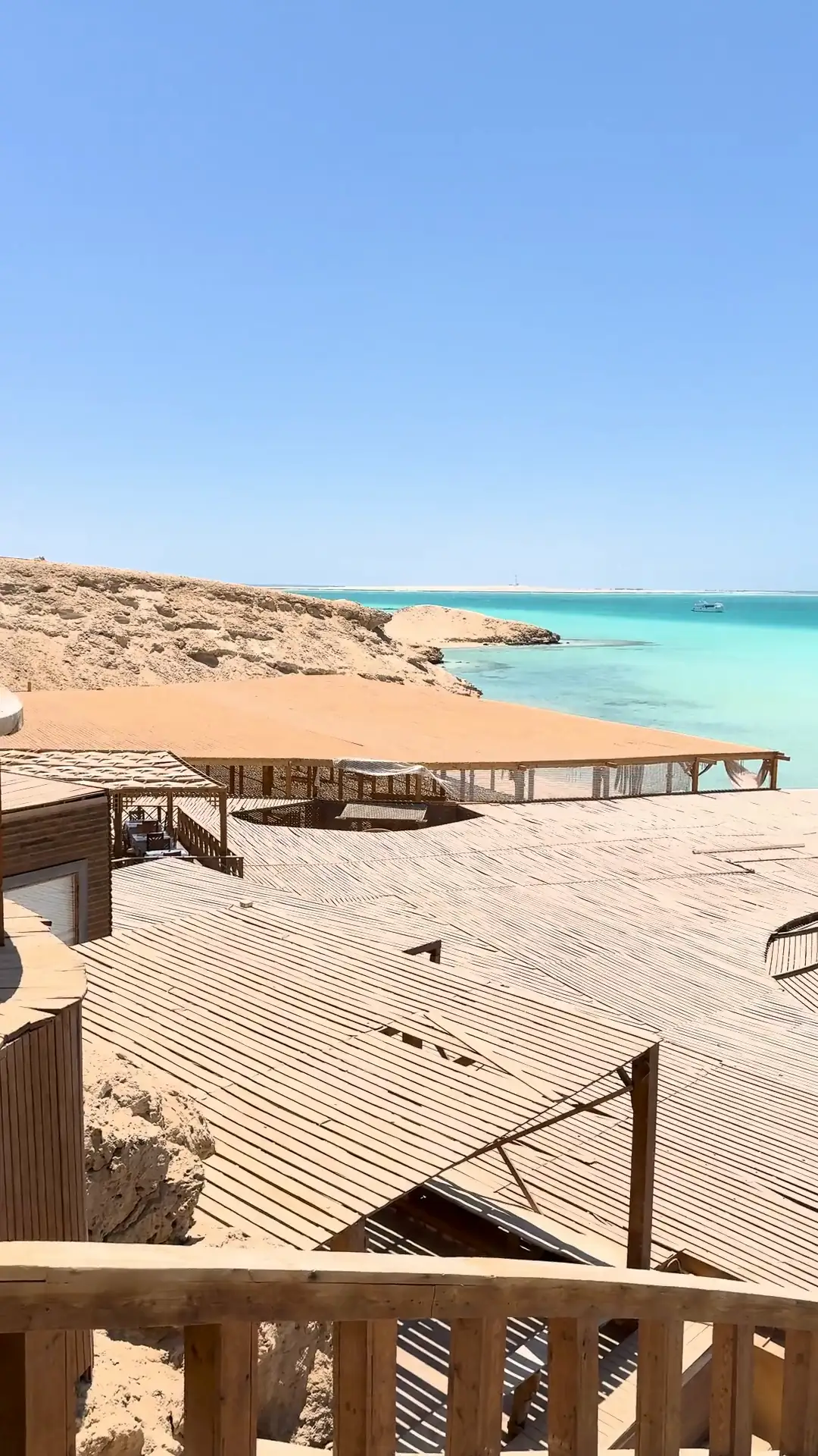 Plage de sable blanc et eau turquoise d'Orange Bay, un bateau au mouillage