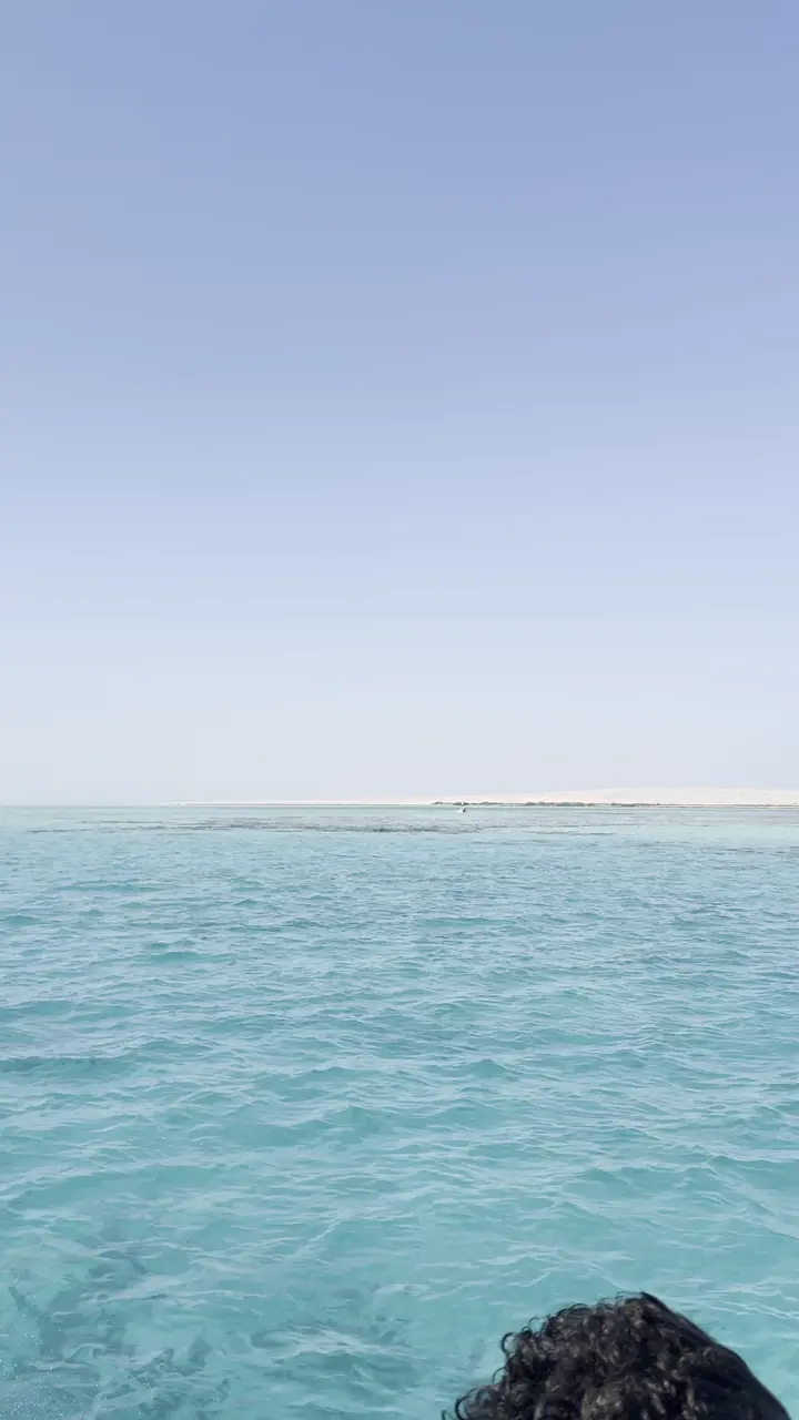 La mer Rouge d'un bleu profond vue depuis l'avant d'un bateau