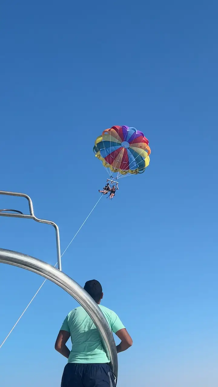 Parachute ascensionnel tracté par un bateau au-dessus de la mer Rouge