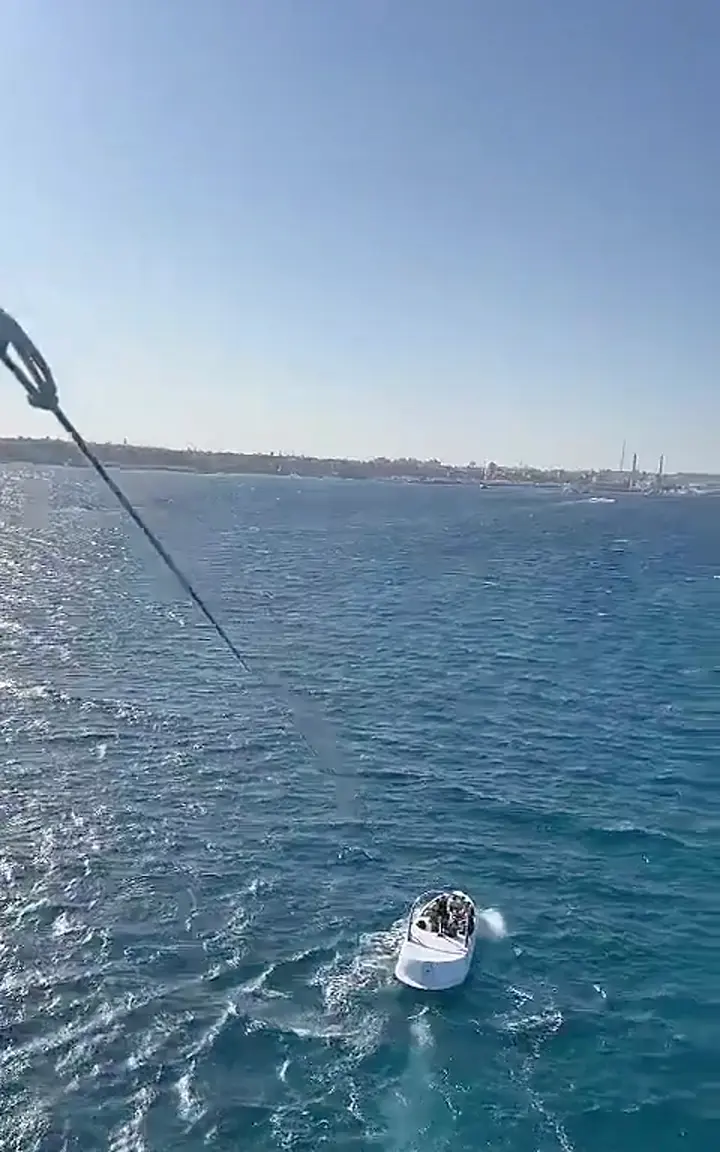 Vue depuis le parachute ascensionnel sur le bateau qui tracte, la mer Rouge et la côte de Hurghada