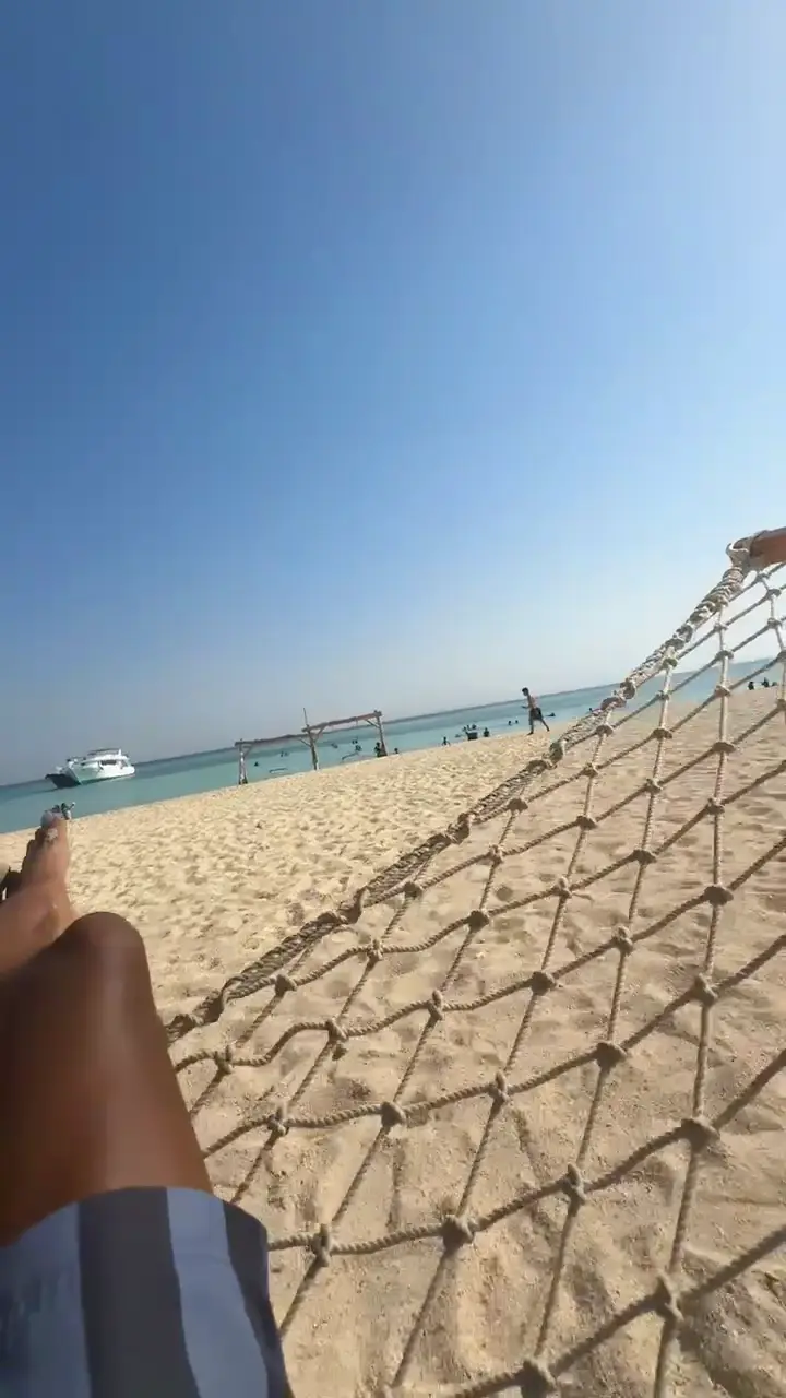 Plage de sable avec un filet de volley au bord de la mer Rouge