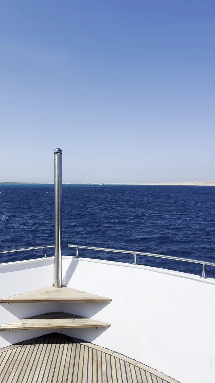 Proue d'un yacht face au bleu de la mer Rouge, cap sur les îles au large de Hurghada