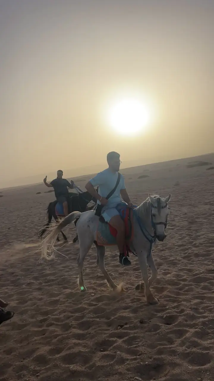 Balade à cheval dans le désert près de Hurghada au coucher du soleil