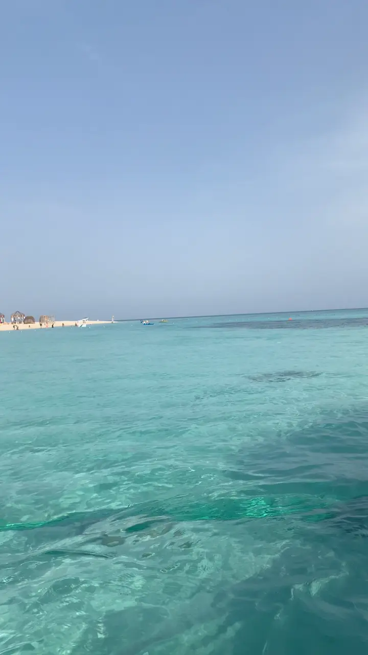 Lagon turquoise au bord d'une île de la mer Rouge