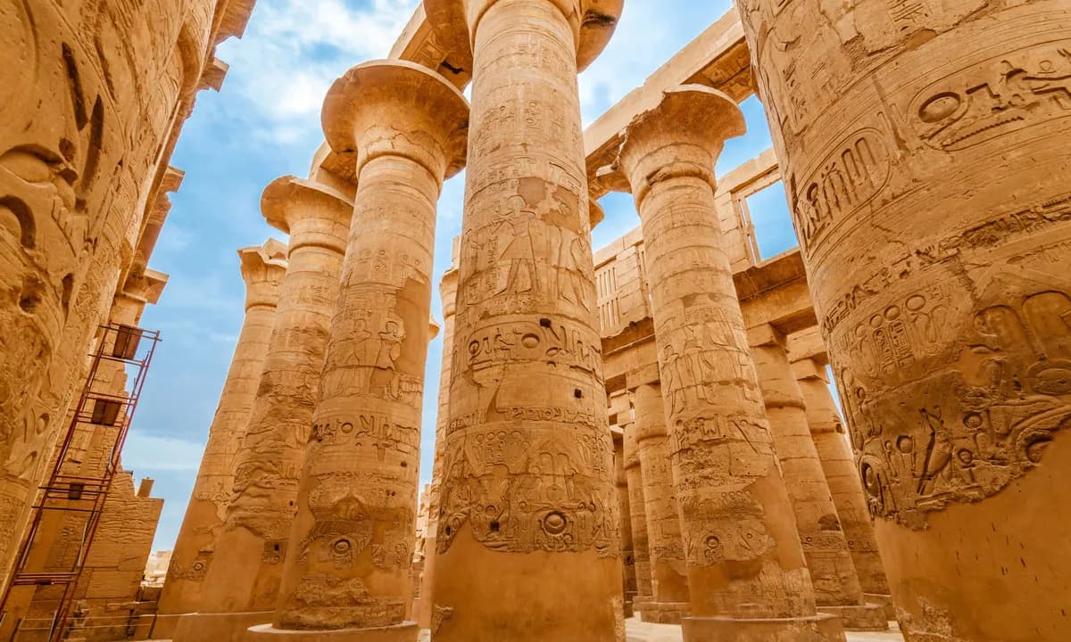 Les colonnes géantes de la salle hypostyle du temple de Karnak, à Louxor