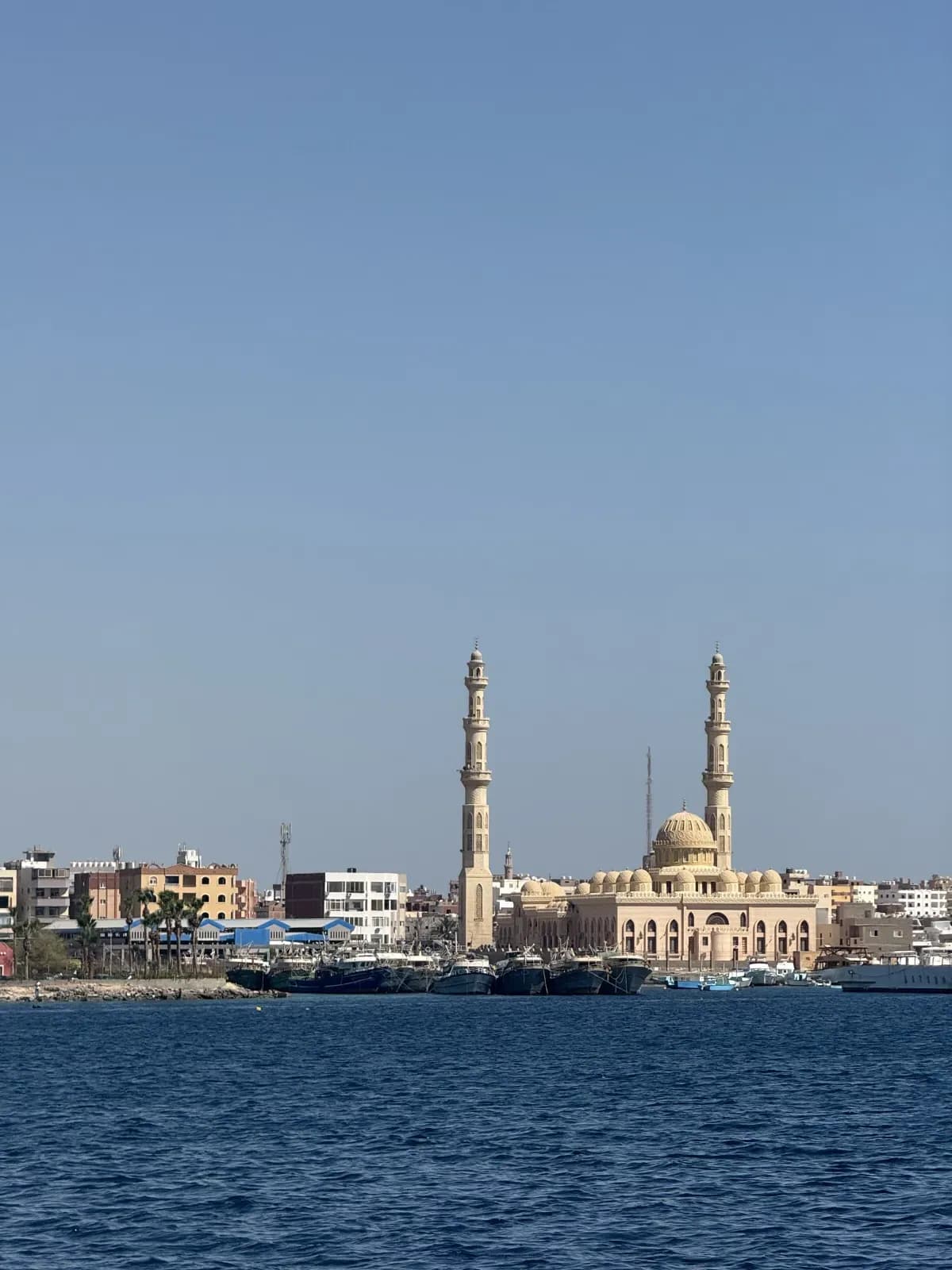 La mosquée El Mina, ses deux minarets et ses dômes, vue depuis la mer Rouge à Hurghada