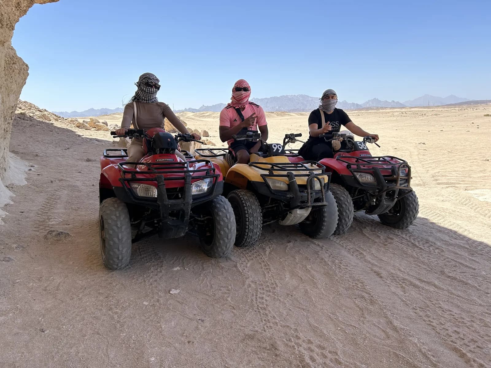 Trois quads alignés dans le désert de Hurghada, montagnes en arrière-plan