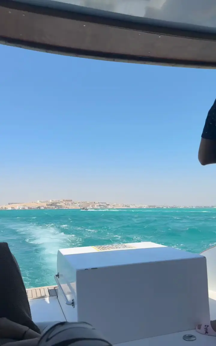 Sillage blanc d'un bateau sur la mer Rouge